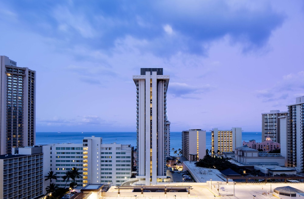 Hilton Garden Inn Waikiki Beach — Hotel building in Honolulu, Hawaii