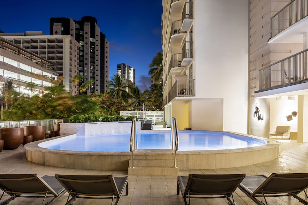 Hilton Garden Inn Waikiki Beach — Swimming pool in Honolulu, Hawaii