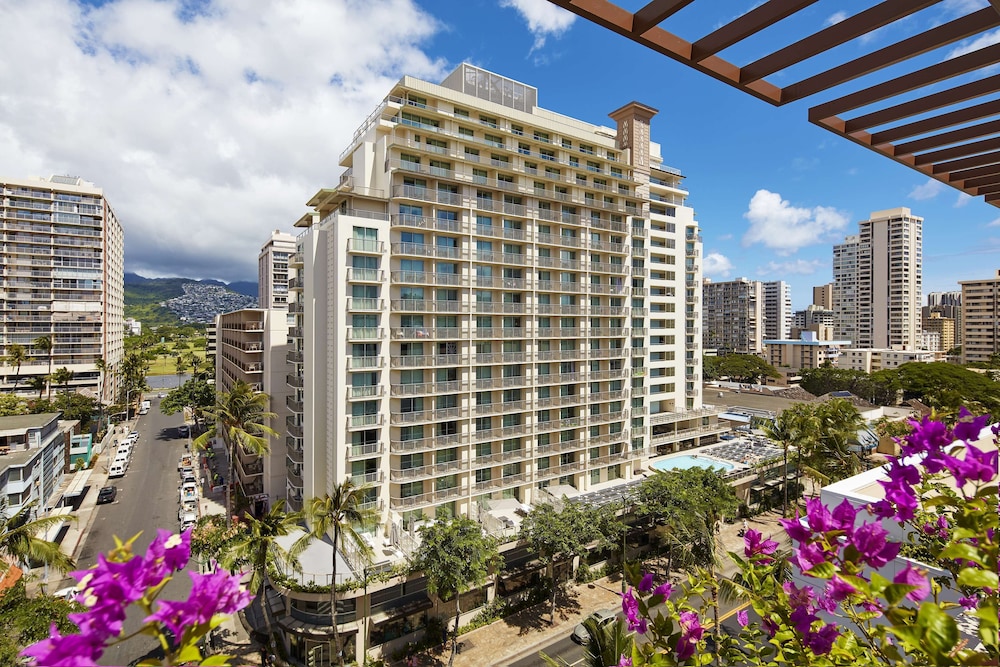 Hilton Garden Inn Waikiki Beach — Hotel building in Honolulu, Hawaii