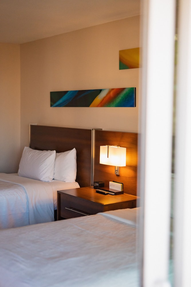 Hilton Garden Inn Waikiki Beach — Hotel rooms in Honolulu, Hawaii