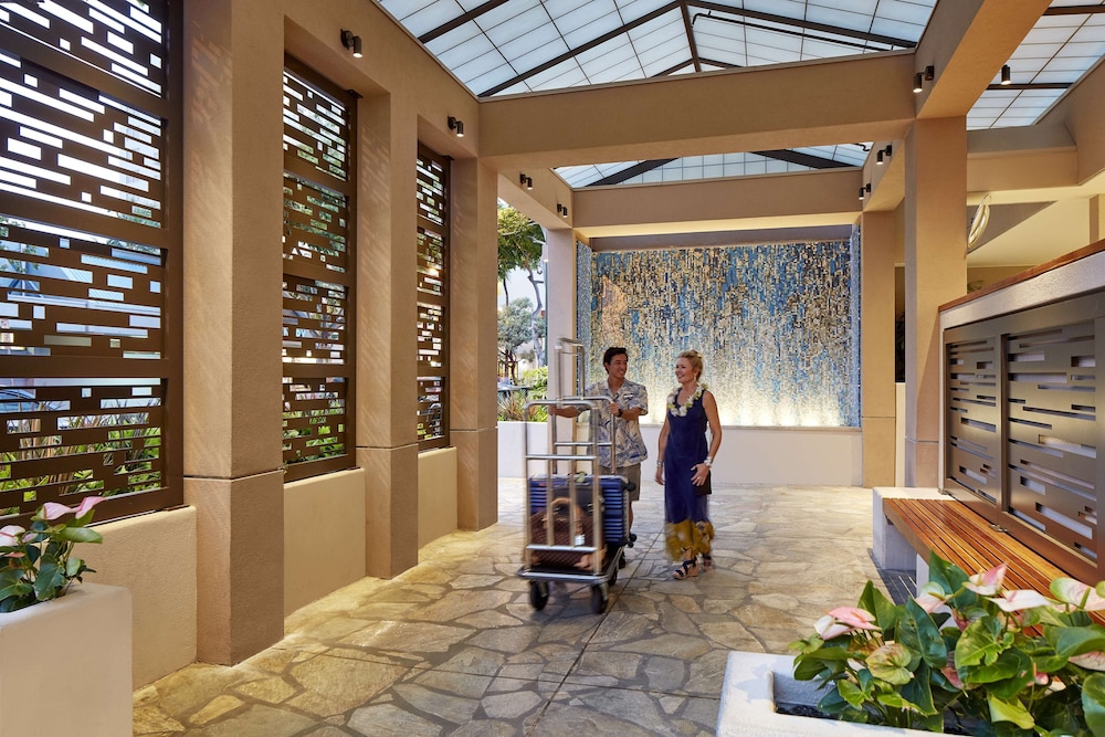 Hilton Garden Inn Waikiki Beach — Hotel building in Honolulu, Hawaii