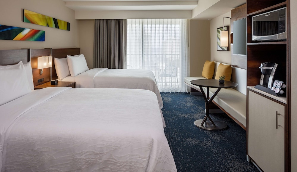 Hilton Garden Inn Waikiki Beach — Hotel rooms in Honolulu, Hawaii