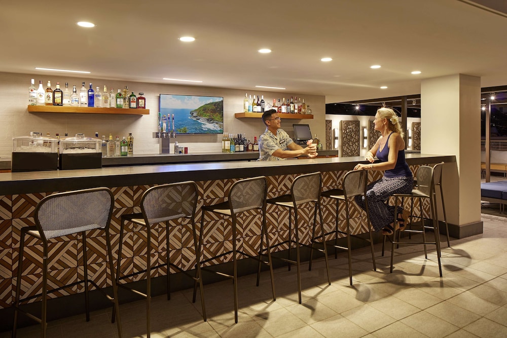 Hilton Garden Inn Waikiki Beach — Restaurant & bars in Honolulu, Hawaii