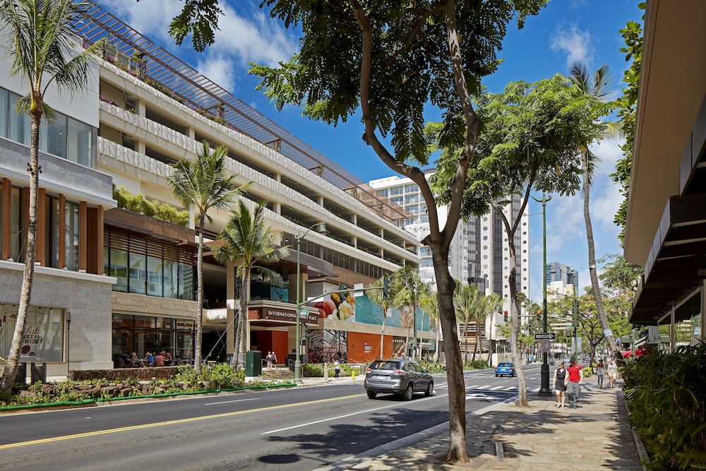 Hilton Garden Inn Waikiki Beach — Hotel building in Honolulu, Hawaii