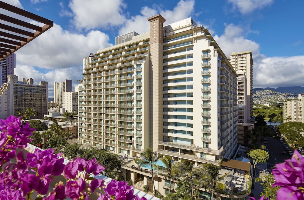 Hilton Garden Inn Waikiki Beach — Hotel building in Honolulu, Hawaii
