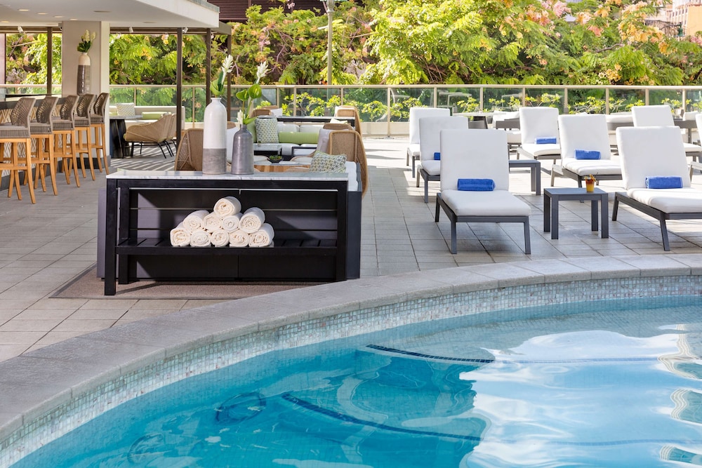 Hilton Garden Inn Waikiki Beach — Swimming pool in Honolulu, Hawaii