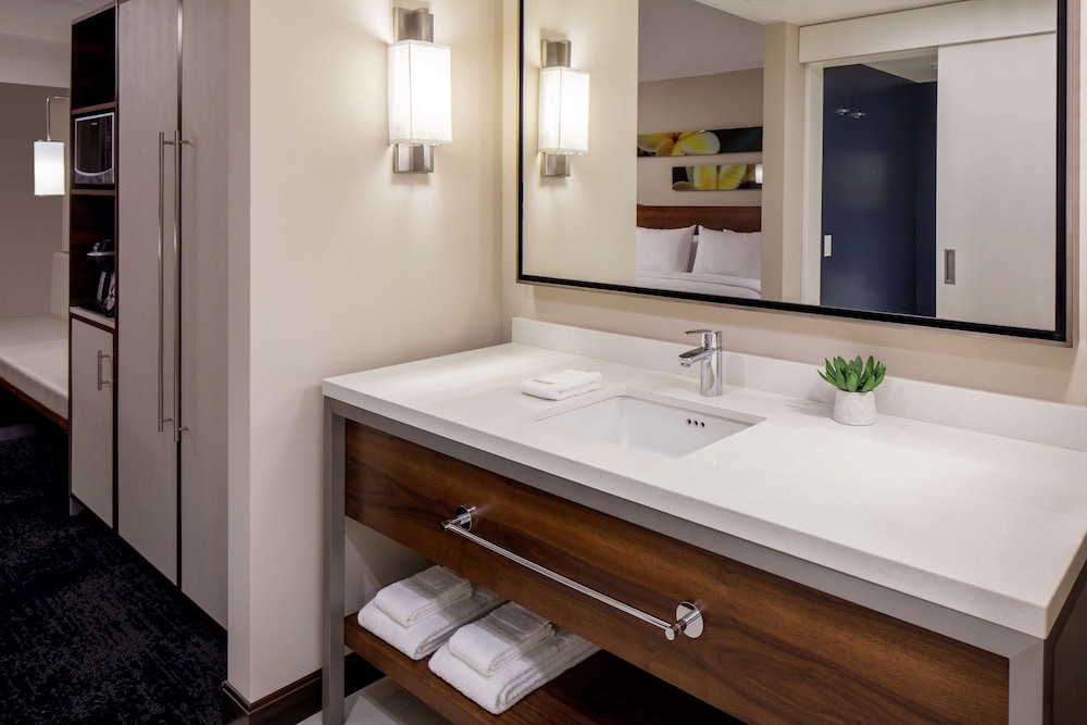 Hilton Garden Inn Waikiki Beach — Hotel rooms in Honolulu, Hawaii