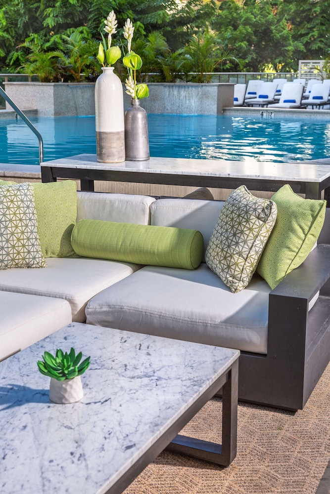 Hilton Garden Inn Waikiki Beach — Swimming pool in Honolulu, Hawaii