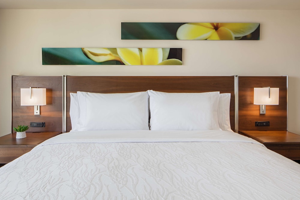 Hilton Garden Inn Waikiki Beach — Hotel rooms in Honolulu, Hawaii