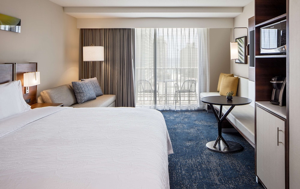 Hilton Garden Inn Waikiki Beach — Hotel rooms in Honolulu, Hawaii