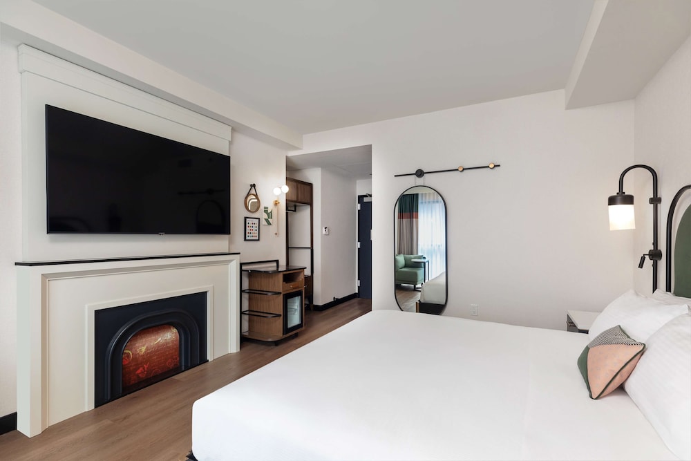 Pennyweight Hotel Boston, Curio Collection by Hilton — Hotel rooms in Boston, Massachusetts
