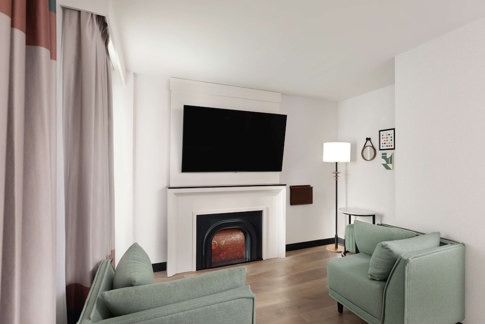 Pennyweight Hotel Boston, Curio Collection by Hilton — Hotel rooms in Boston, Massachusetts