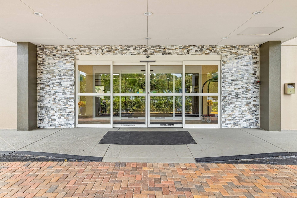 Quality Inn & Suites Tampa near Fairgrounds and Casino — Hotel building in Tampa, Florida