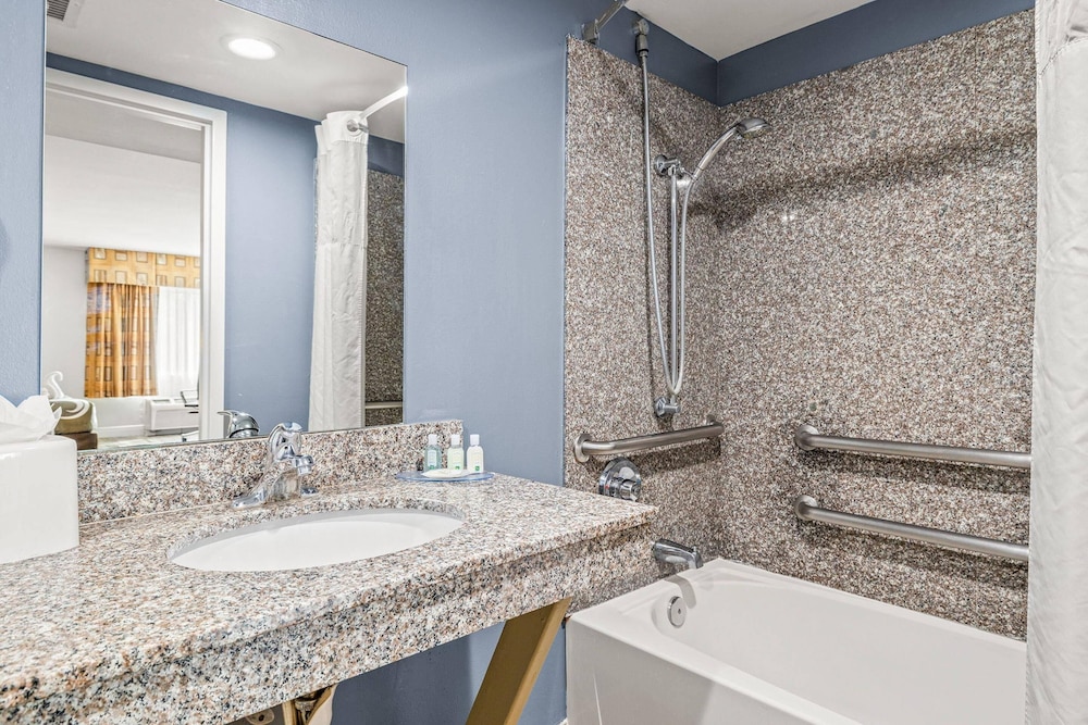 Quality Inn & Suites Tampa near Fairgrounds and Casino — Hotel rooms in Tampa, Florida