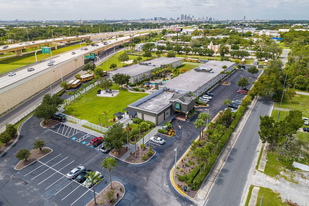 Quality Inn & Suites Tampa near Fairgrounds and Casino — Hotel building in Tampa, Florida