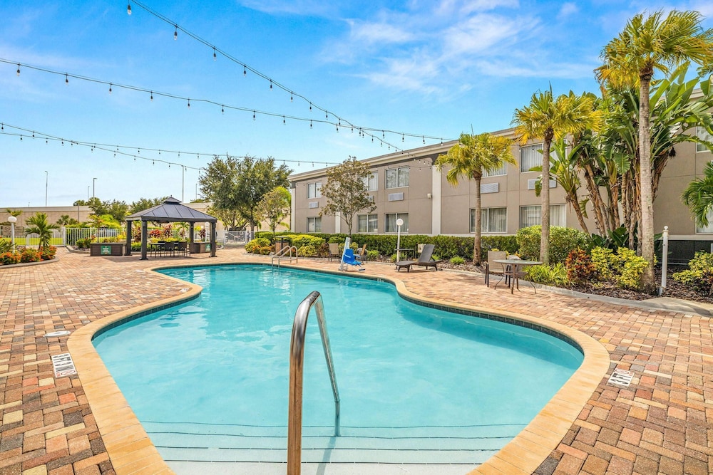 Quality Inn & Suites Tampa near Fairgrounds and Casino — Main photo in Tampa, Florida