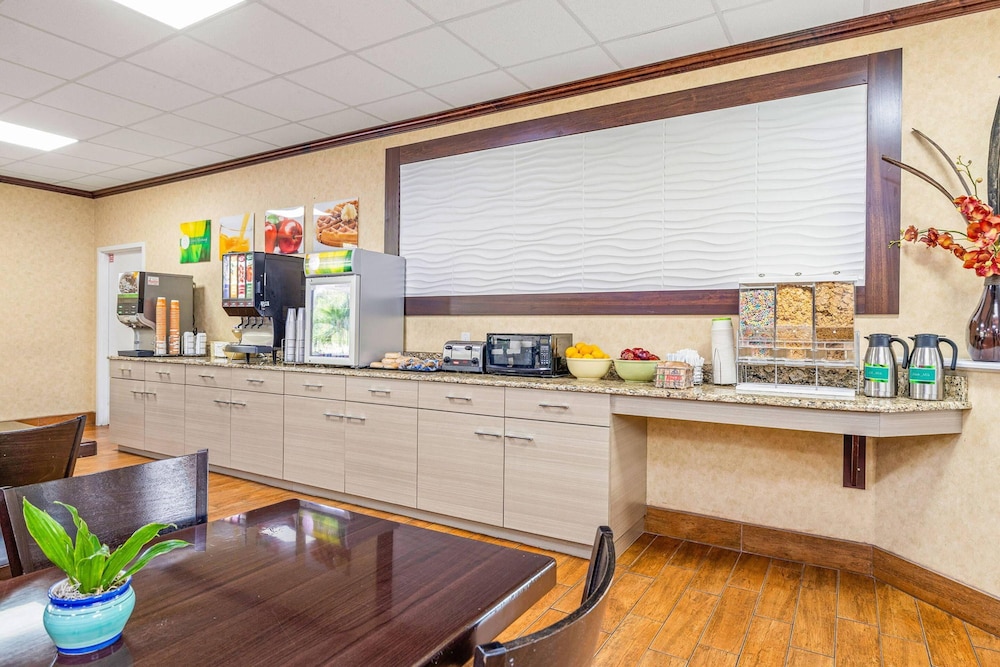 Quality Inn & Suites Tampa near Fairgrounds and Casino — Restaurant & bars in Tampa, Florida