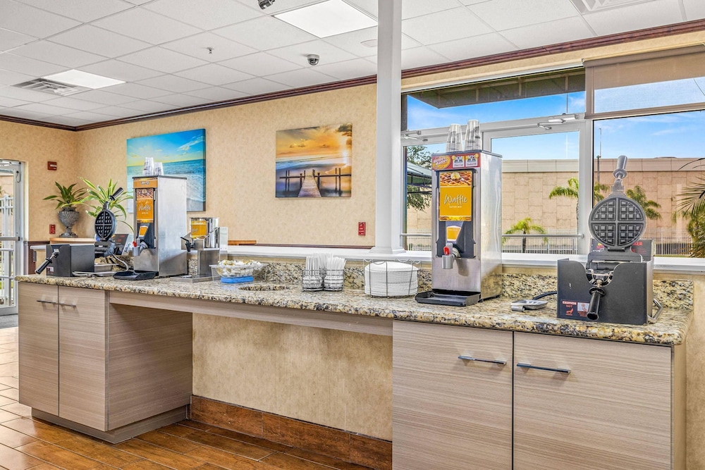 Quality Inn & Suites Tampa near Fairgrounds and Casino — Restaurant & bars in Tampa, Florida