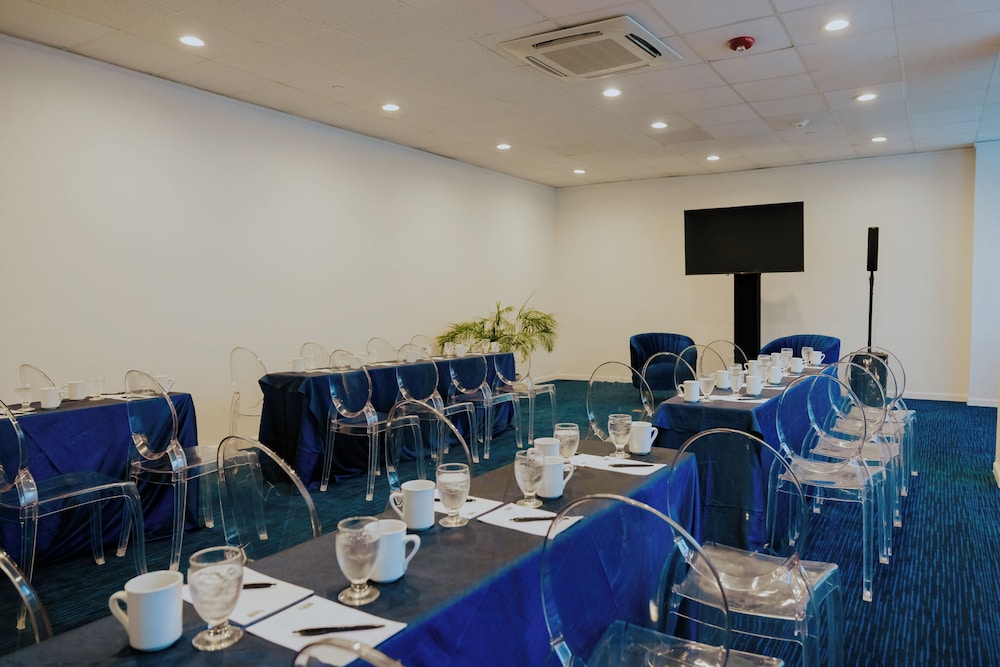 Holiday Inn Resort Aruba - Beach Resort & Casino by IHG — Hotel building in Noord, Aruba