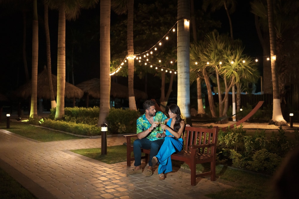 Holiday Inn Resort Aruba - Beach Resort & Casino by IHG — Restaurant & bars in Noord, Aruba