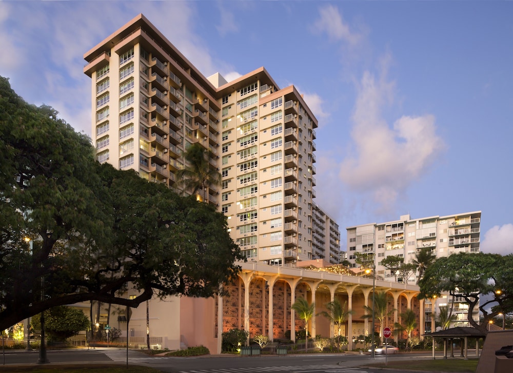 Queen Kapiolani Hotel — Hotel building in Honolulu, Hawaii