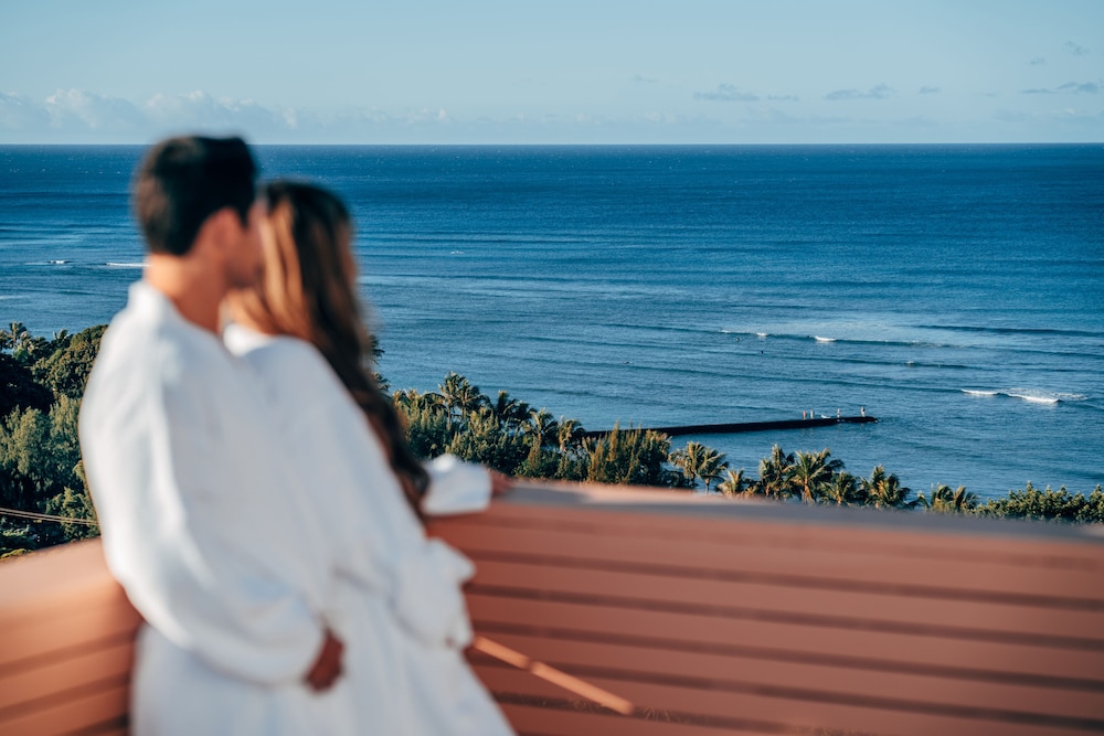 Queen Kapiolani Hotel — Beach in Honolulu, Hawaii