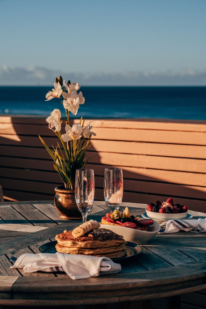 Queen Kapiolani Hotel — Restaurant & bars in Honolulu, Hawaii