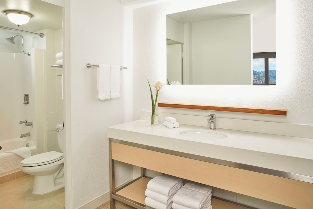 Queen Kapiolani Hotel — Hotel rooms in Honolulu, Hawaii