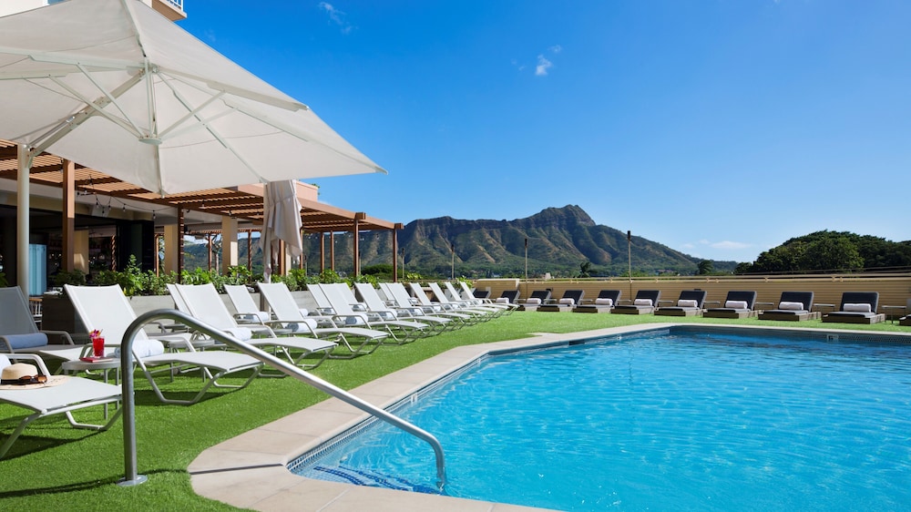 Queen Kapiolani Hotel — Swimming pool in Honolulu, Hawaii