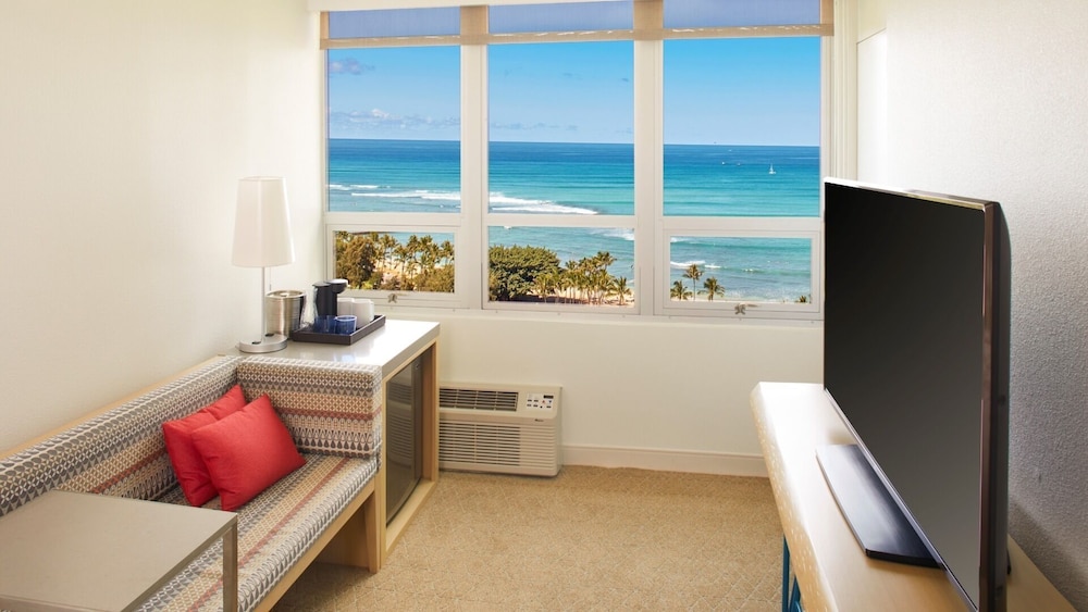Queen Kapiolani Hotel — Hotel rooms in Honolulu, Hawaii