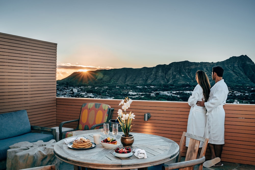 Queen Kapiolani Hotel — Hotel rooms in Honolulu, Hawaii