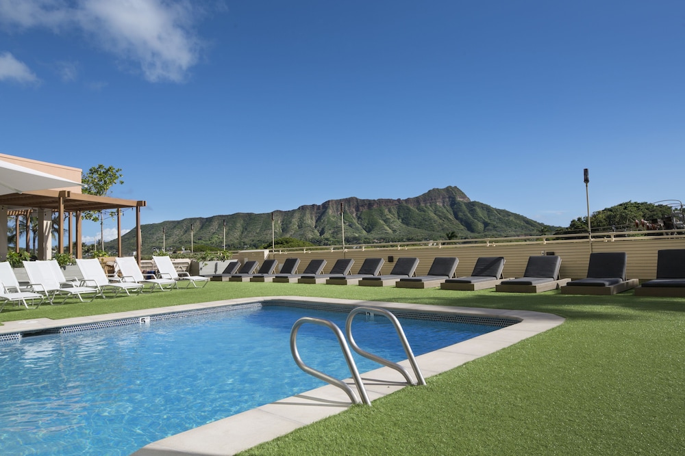 Queen Kapiolani Hotel — Swimming pool in Honolulu, Hawaii