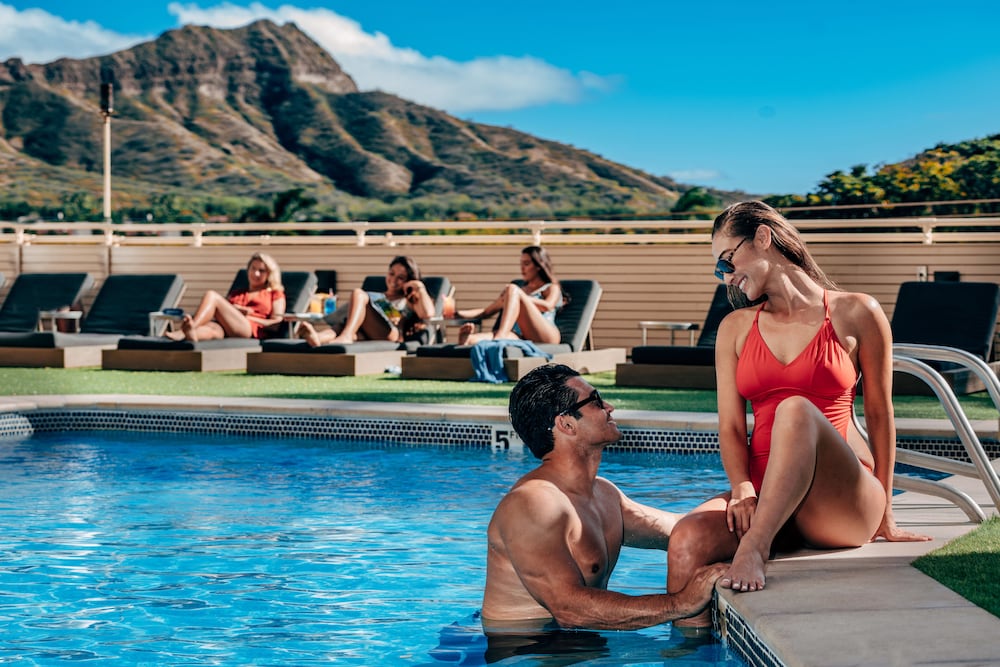 Queen Kapiolani Hotel — Swimming pool in Honolulu, Hawaii