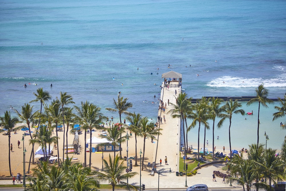 Queen Kapiolani Hotel — Beach in Honolulu, Hawaii