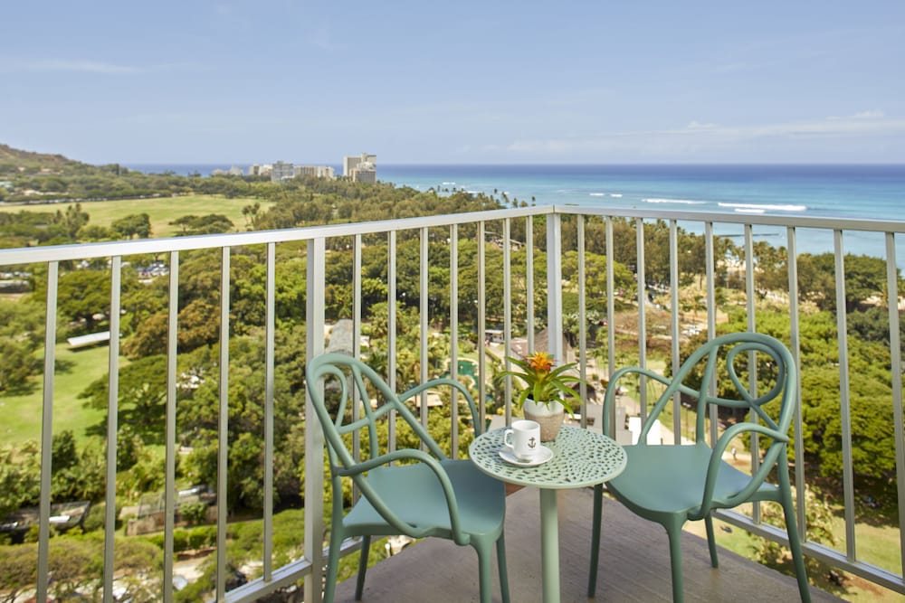 Queen Kapiolani Hotel — Hotel rooms in Honolulu, Hawaii