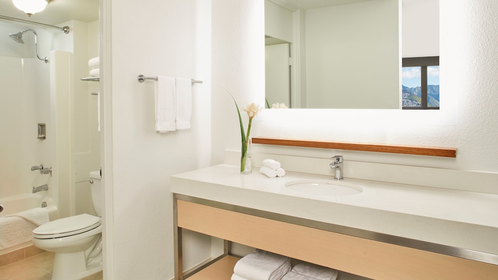 Queen Kapiolani Hotel — Hotel rooms in Honolulu, Hawaii