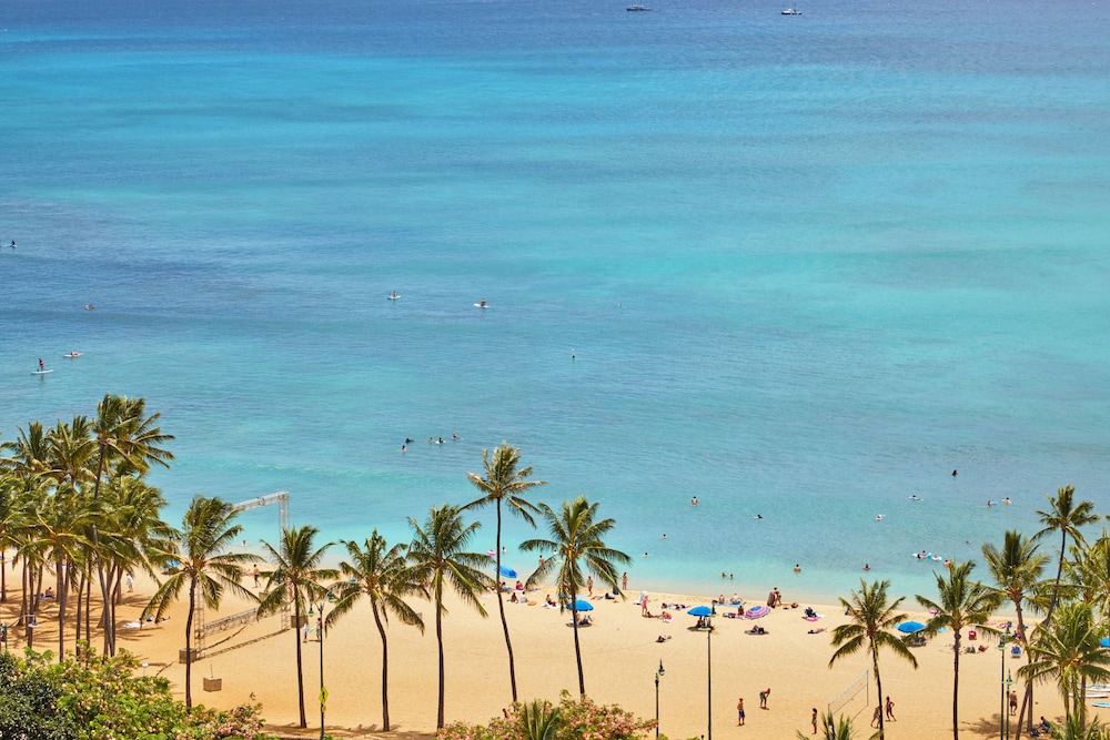 Queen Kapiolani Hotel — Beach in Honolulu, Hawaii