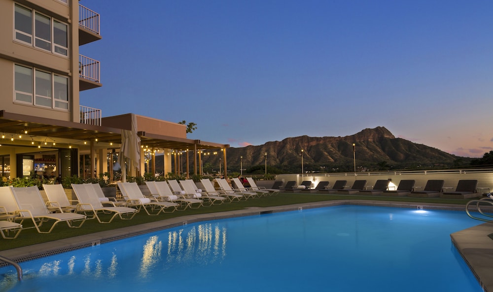 Queen Kapiolani Hotel — Swimming pool in Honolulu, Hawaii