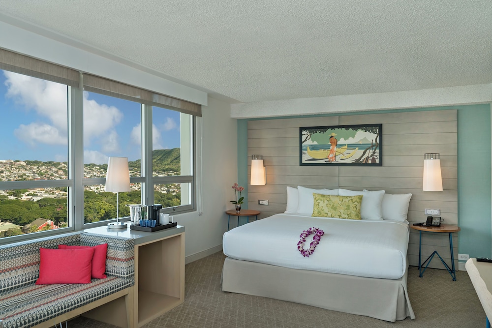 Queen Kapiolani Hotel — Hotel rooms in Honolulu, Hawaii