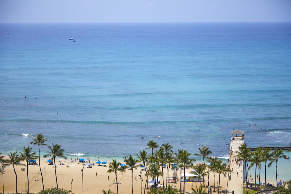 Queen Kapiolani Hotel — Beach in Honolulu, Hawaii
