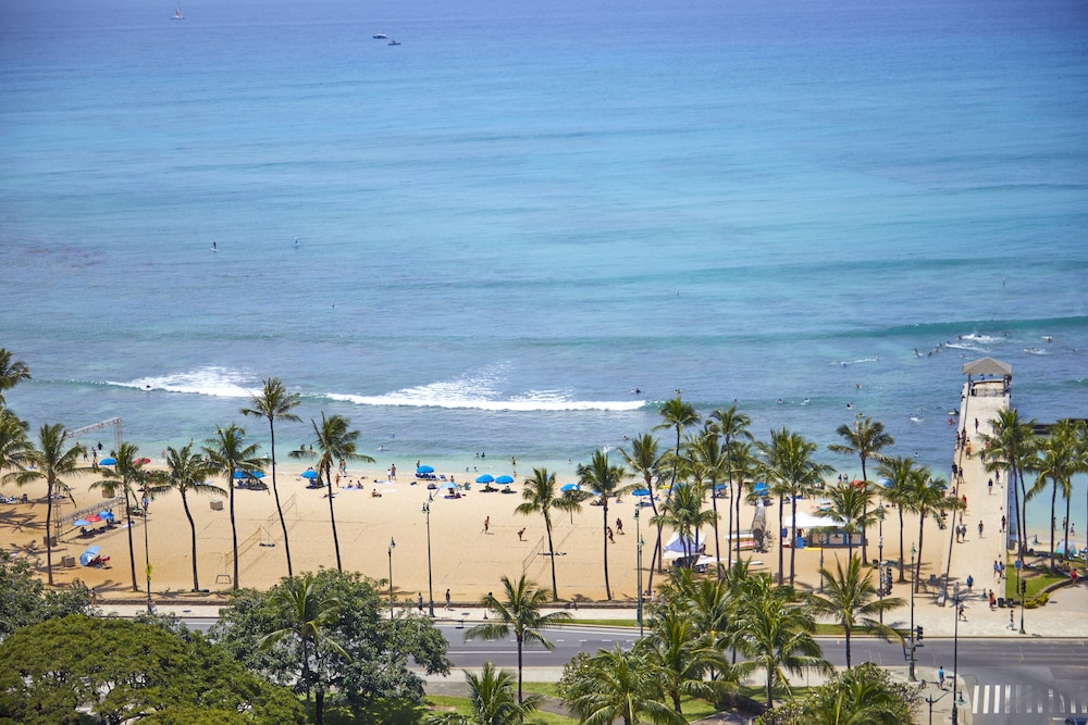 Queen Kapiolani Hotel — Beach in Honolulu, Hawaii