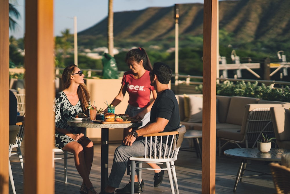 Queen Kapiolani Hotel — Restaurant & bars in Honolulu, Hawaii