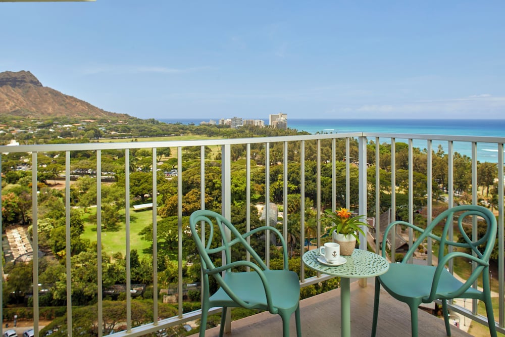 Queen Kapiolani Hotel — Hotel rooms in Honolulu, Hawaii