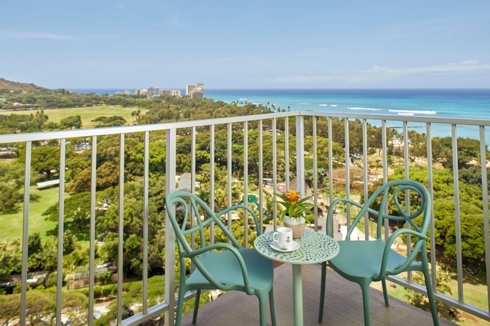 Queen Kapiolani Hotel — Hotel rooms in Honolulu, Hawaii
