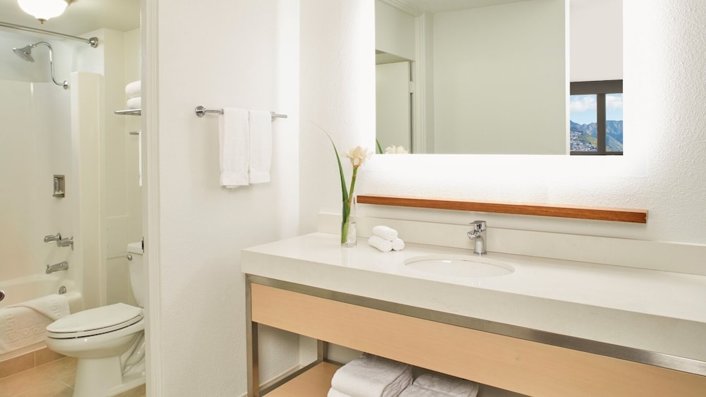 Queen Kapiolani Hotel — Hotel rooms in Honolulu, Hawaii