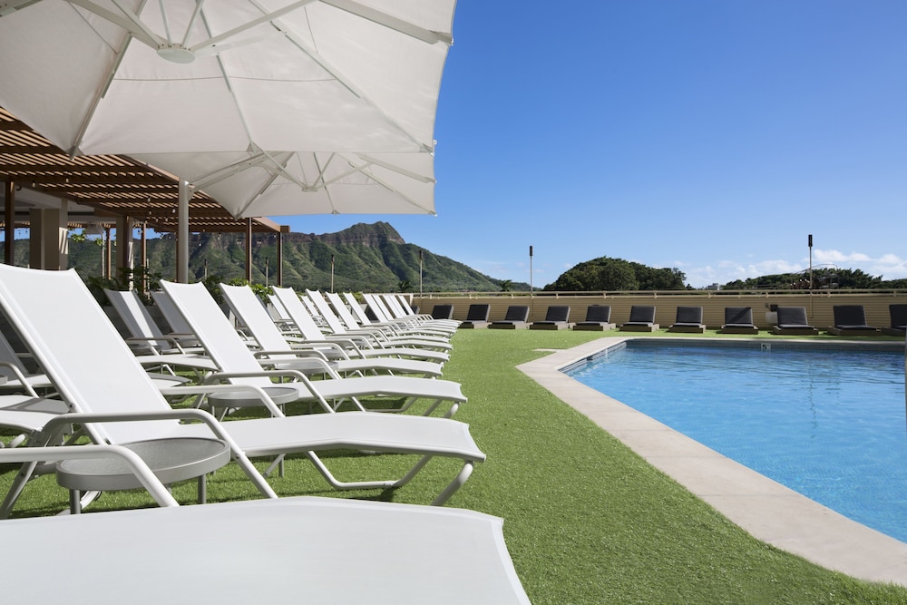 Queen Kapiolani Hotel — Swimming pool in Honolulu, Hawaii
