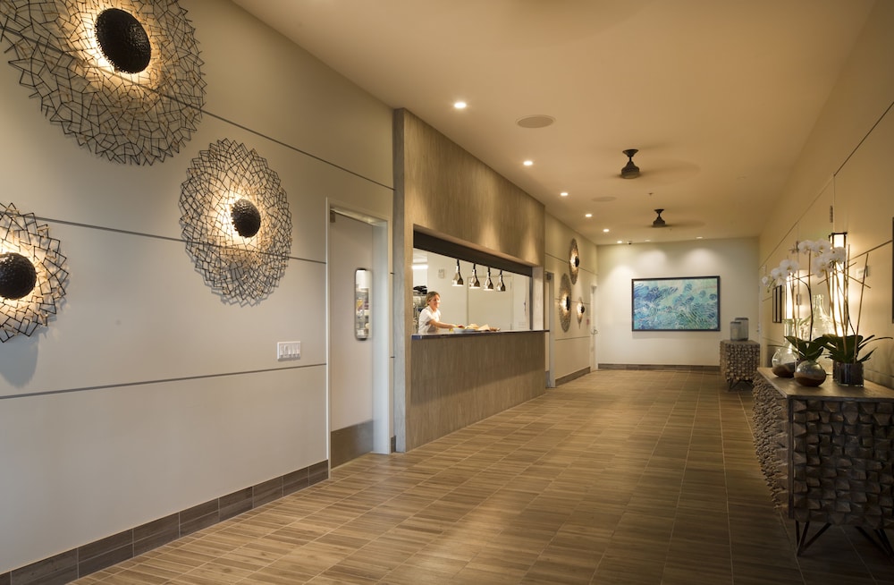 Queen Kapiolani Hotel — Restaurant & bars in Honolulu, Hawaii