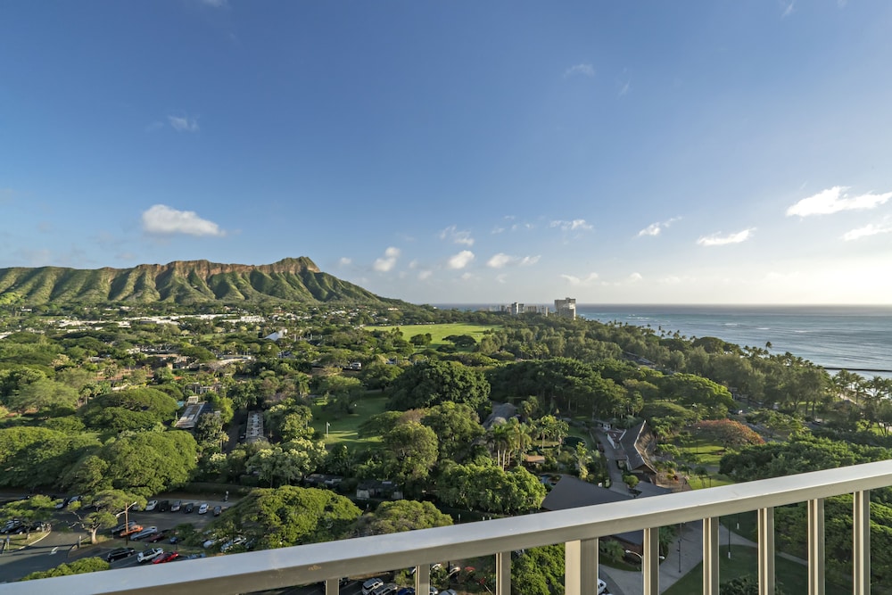 Queen Kapiolani Hotel — Attractions in the area in Honolulu, Hawaii