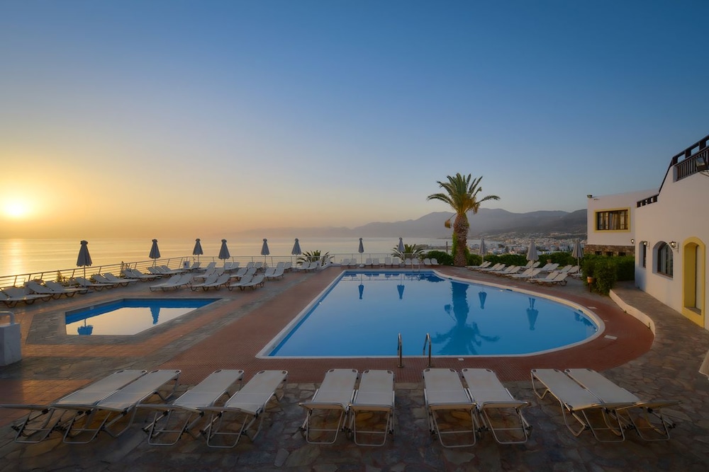 Hersonissos Village Hotel & Bungalows - All inclusive — Swimming pool in Hersonissos