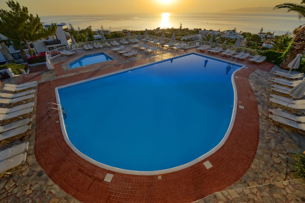 Hersonissos Village Hotel & Bungalows - All inclusive — Swimming pool in Hersonissos